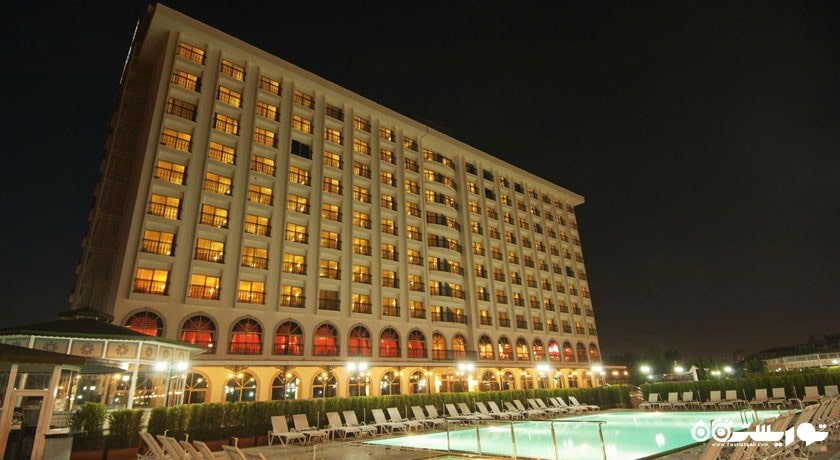 نمای شب هتل هرینگتون پارک ریزورت